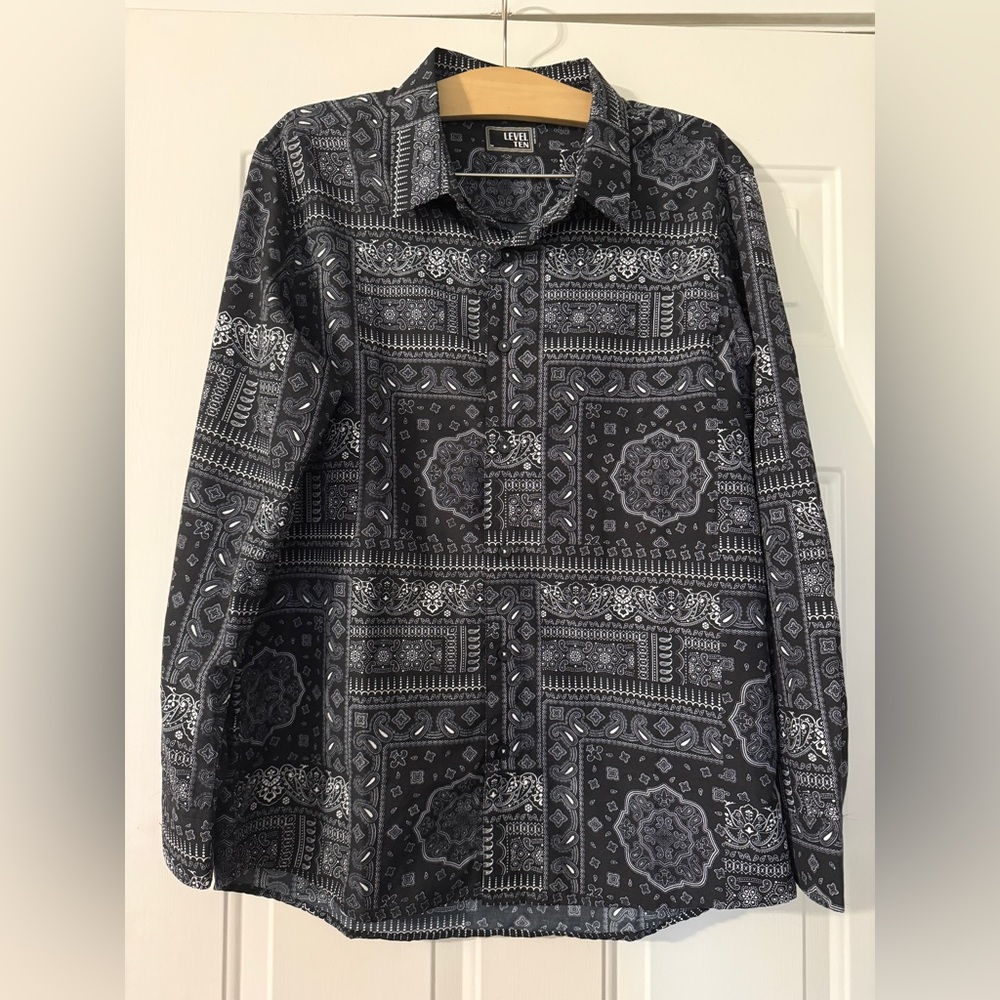 Level Ten Men’s Button Up Shirt Size Medium Black Paisley Bandana